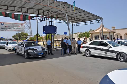 "سيارة محترقة وأشخاص يركضون".. ليبيا وتونس تغلقان معبرًا حدوديًا