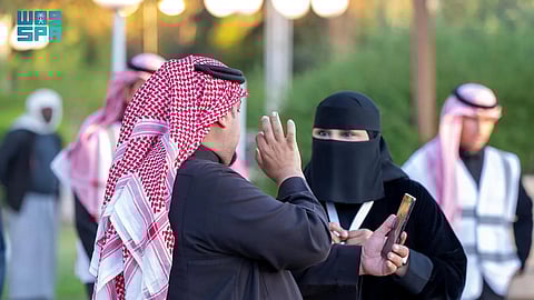 300 ساعة تدريب و100 مناسبة.. سعودية تتميّز في لغة الإشارة لخدمة الصم بالجوف