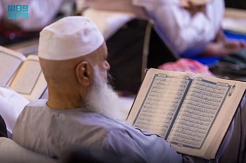 اقتداءً بالمصطفى ﷺ.. المعتكفون يبدؤون دخول معتكَفهم مغرب اليوم