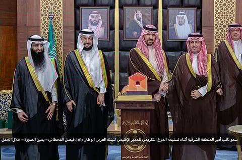 نائب أمير المنطقة الشرقية يكرّم البنك العربي الوطني anb تقديراً لدوره الداعم للإسكان التنموي