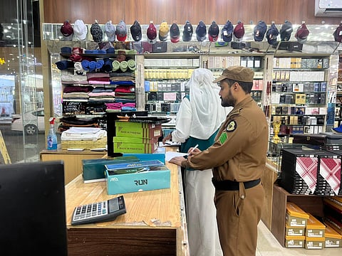 "توطين نجران" تواصل جولاتها الرقابية على منافذ البيع للمستلزمات الرجالية