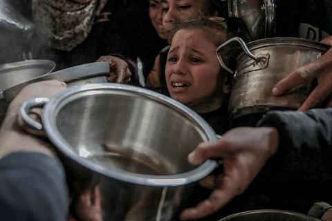 صور: ضحايا الجوع في غزة في ازدياد.. والقيود الإسرائيلية لعرقلة المساعدات مستمرة