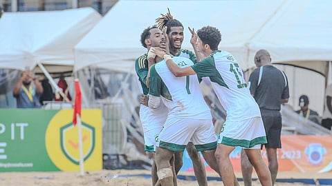 فرحة لاعبي المنتخب السعودي لكرة القدم الشاطئية بالتأهل إلى نصف النهائي