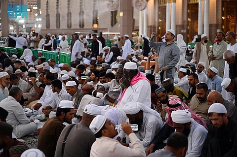 "سُفر إفطار الصائمين".. مشهد إيماني يجسّد معاني البذل والخير واجتماع أفئدة المسلمين في المسجد النبوي