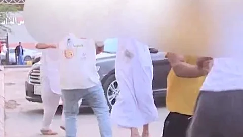 "أنهى التسبيح واندمج في المشاجرة".. فيديو طابور التميس في الرياض يرصد سيناريو غير متوقع
