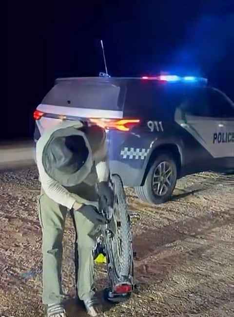 مرَّ بتجربة وساعده "أمن الطرق".. سائح ألماني: أغراضي بالمسجد وهذه شهادتي عن المملكة