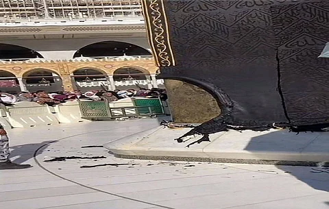مصادر "سبق" تكشف حقيقة الصورة المتداولة لكسوة الكعبة: قديمة من العام الماضي