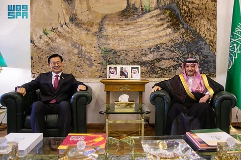 نائب وزير الخارجية وليد الخريجي مستقبلًا سفير كوريا لدى المملكة تشوي بيونغ هيوك