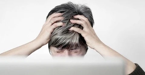لا بد من الفحص فورًا.. طبيب: الصداع الذي لا يطاق علامة حمراء لأمراض خطيرة