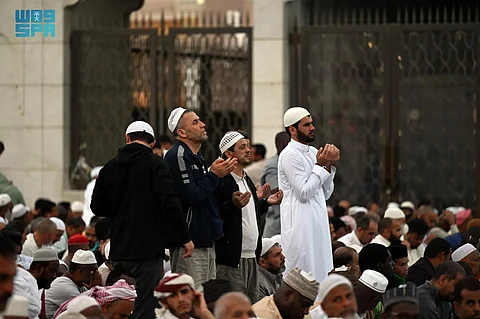 في مشاهد إيمانية خاشعة مطمئنة...قاصدو المسجد النبوي يلهجون بالدعاء إلى الله قبيل الإفطار