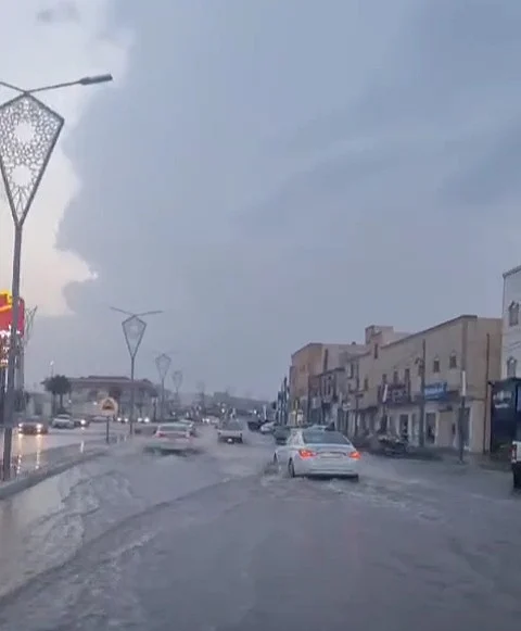 شاهد.. هطول أمطار متوسطة إلى غزيرة على مرات وحريملاء وثادق وشقراء وسدير