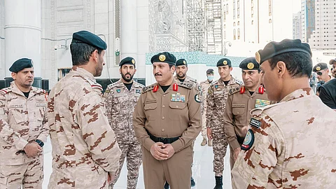 مدير الأمن العام يتفقد جاهزية الخطط المرورية والأمنية لموسم العمرة