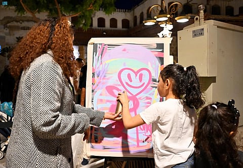 كورنيش جدة يتلألأ بالأضواء والاحتفالات في أمسيات رمضان