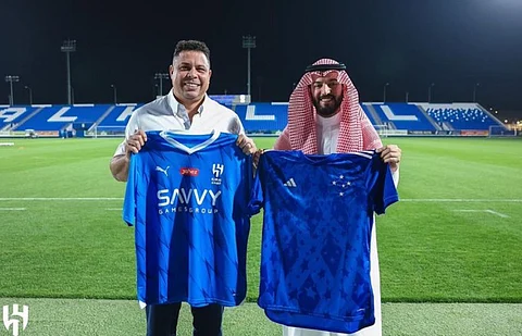 تقارير إعلامية تكشف سر تواجد الأسطورة البرازيلية "رونالدو" بمقر نادي الهلال
