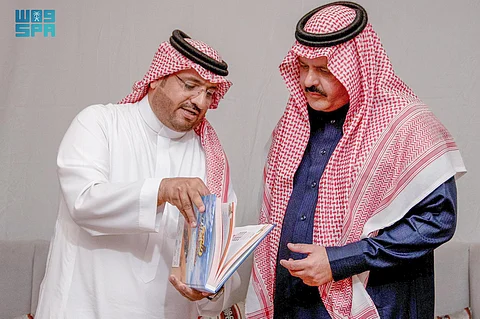 "عبدالعزيز بن سعد" يتسلم التقرير الإعلامي الختامي لرالي حائل تويوتا الدولي في عامه الـ 19