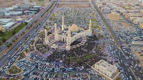 صورة جوية لجامع الوالدين خلال أداء صلاة عيد الفطر بتبوك