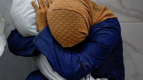 صورة العام.. فلسطينية تحتضن جثة ابنة أخيها ضحية القصف الإسرائيلي في غزة