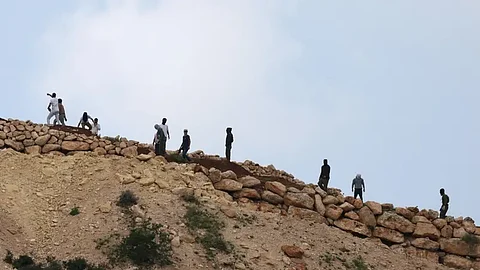 مستوطنون إسرائيليون يهاجمون بلدة في الضفة