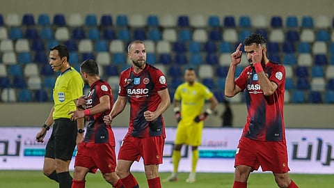 فرحة لاعبي ضمك بتسجيل هدف في مرمى الأخدود