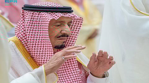 خادم الحرمين يؤدي صلاة عيد الفطر في قصر السلام بجدة