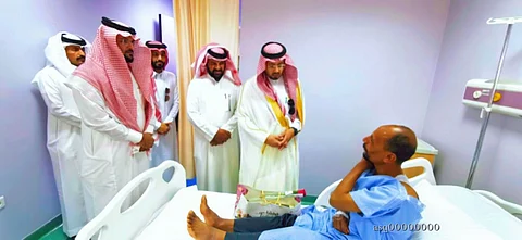 محافظ بدر الجنوب المكلف عبدالله آل فردان يعايد المرضى المنومين