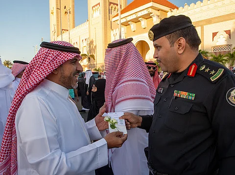 بالصور.. "إمارة مكة" تُعَايد رجال الأمن خلال أدائهم مهامهم الميدانية
