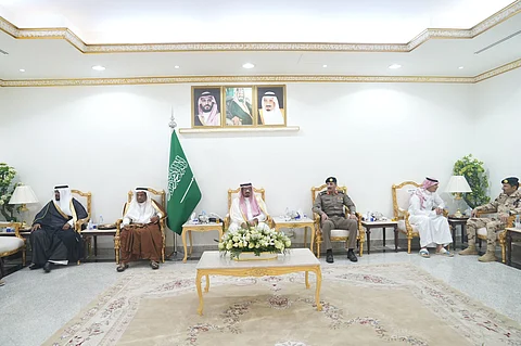 "محافظ شرورة" يتقدّم جموعَ المصلين ويستقبل الأهاليَ ويزور المنوَّمين بالمستشفى العام
