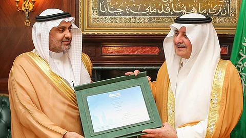 أمير منطقة تبوك يتسلم شهادة اعتماد تبوك مدينة صحية من معالي وزير الصحة