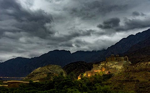 بالإنذار الأحمر.. "الأرصاد" يحذر عسير: ضباب كثيف وانعدام في الرؤية