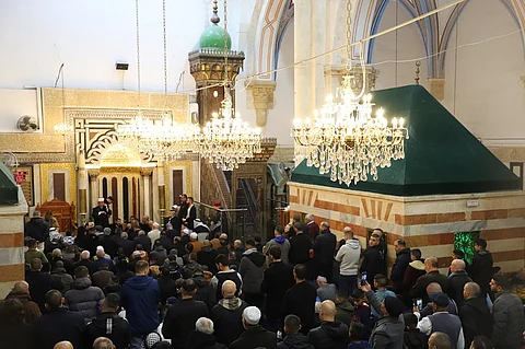رغم قيود الاحتلال.. 5 آلاف فلسطيني يؤدون صلاة العيد بالحرم الإبراهيمي "صور"