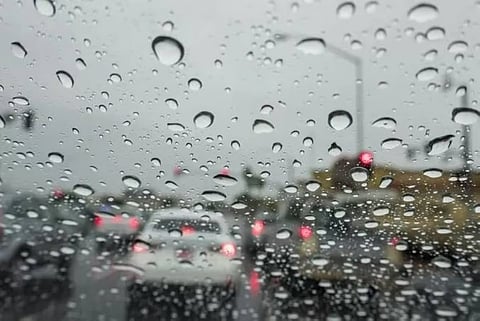 إنذارات برتقالية وصفراء في عدة مناطق.. أمطار متفاوتة وضباب بعدد من المحافظات