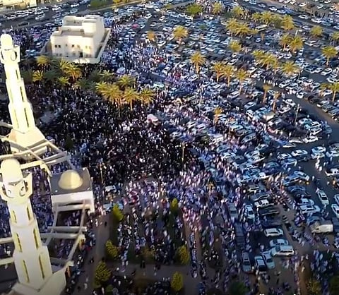 مشهد جوّي مَهيب.. الجموع يؤدّون صلاةَ العيد بجامع الوالدين بتبوك