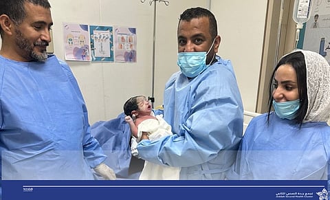 الفريق الطبي مع المولود