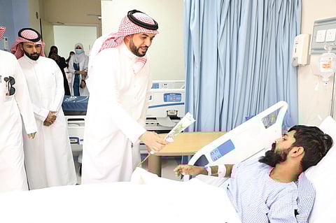 شاهد.. تجمع المدينة الصحي يعايد المرضى المنومين ومنسوبيه المكلفين