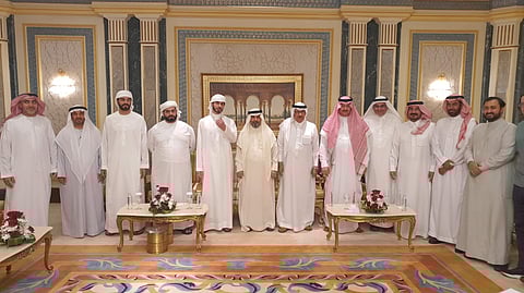 الدكتور جابر الفهاد وإخوانه يستقبلون ضيوفهم من شيوخ الإمارات وكبار المسؤولين