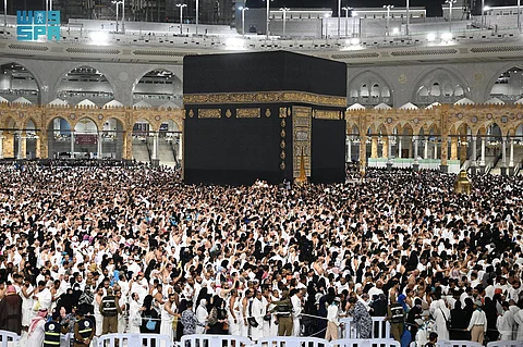 كثافة كبيرة للمصلين والمعتمرين بالمسجد الحرام ليلة 25 من رمضان وسط أجواء روحانية