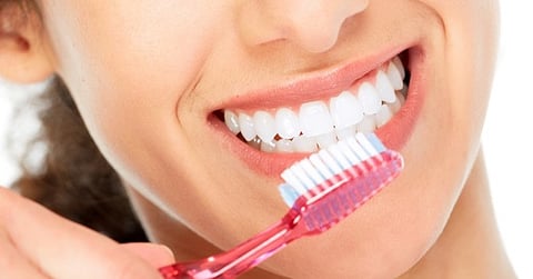 لا تتمضمضوا بعد تفريش الأسنان.. خبراء صحة يكشفون السبب