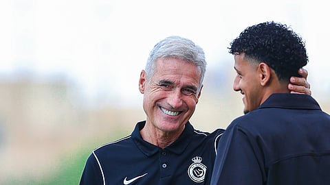 لويس كاسترو مدرب النصر مع اللاعب محمد مران خلال الحصة التدريبية