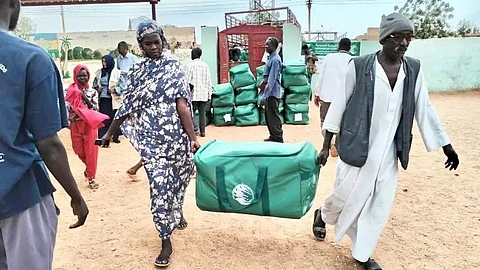 مركز الملك سلمان للإغاثة يوزع 233 حقيبة إيوائية في محلية كرري بولاية الخرطوم بالسودان