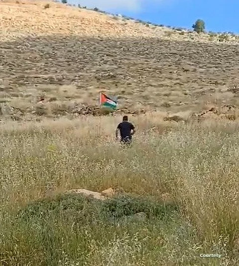 مستوطن إسرائيلي حاول إزالة علَم فلسطيني.. شاهد ما حدث له