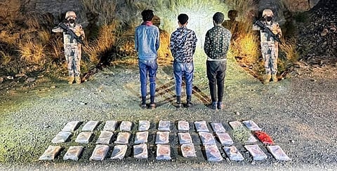 جازان.. القبض على 3 مخالفين لتهريبهم 33 كجم حشيش.. وإحباط تهريب 255 كجم قات