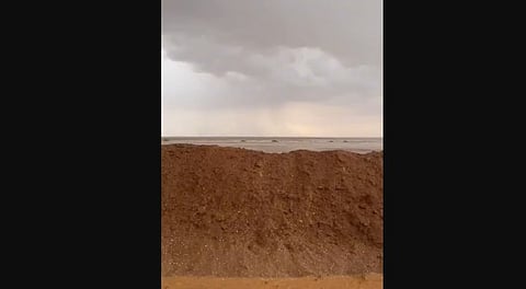 لقطات جوية.. أمطار مصحوبة بزخات البَرَد تُلطّف الأجواء بشمال تيماء