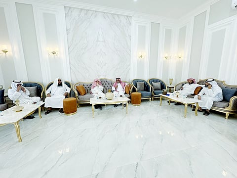 الدكتور "السيف" يزور الشيخ "الجوفان" في منزله بمحافظة شقراء