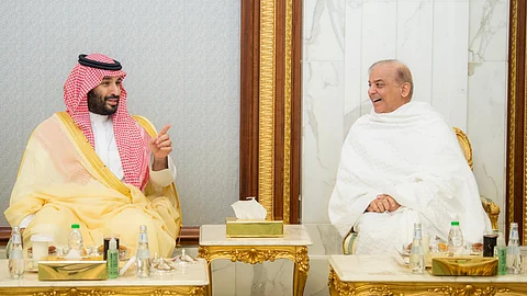 ولي العهد الأمير محمد بن سلمان مستقبلًا رئيس وزراء باكستان محمد شهباز شريف