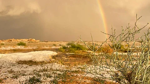 شاهد.. البَرَد وقوس قزح يُزيّنان سماء الجلعب بتيماء