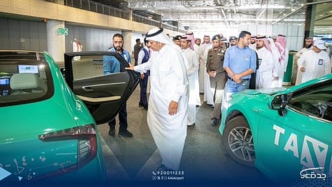شاهد.. نائب وزير النقل يزور مطار جدة ويطمئن على الخدمات النظامية داخل الصالات