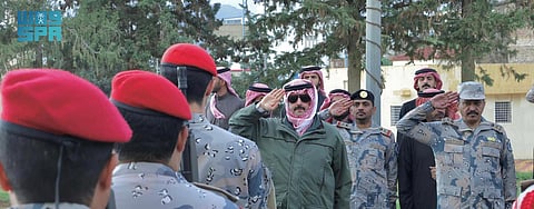 شاهد من نقطة حدودية متقدمة.. أمير عسير يشارك البواسل إفطارهم الرمضاني