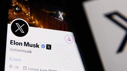 "إكس" تُفاجئ مستخدميها بسياسة جديدة بشأن "علامات التوثيق الزرقاء"