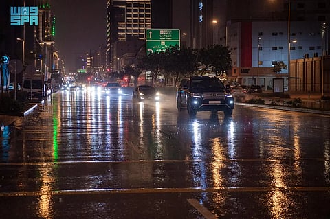 "الأرصاد": الرياض تشهد أمطارًا غزيرة ورياحًا شديدة وانعدامًا في الرؤية