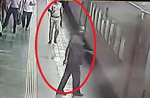 فيديو مرعب.. لحظة إنقاذ راكب من السقوط تحت عجلات قطار متحرك